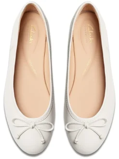 Clarks Leder-Ballerinas ''Fawna'' in Weiß><noscript><img width=