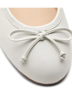 Clarks Leder-Ballerinas ''Fawna'' in Weiß><noscript><img width=