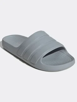 adidas Pantoletten in Grau